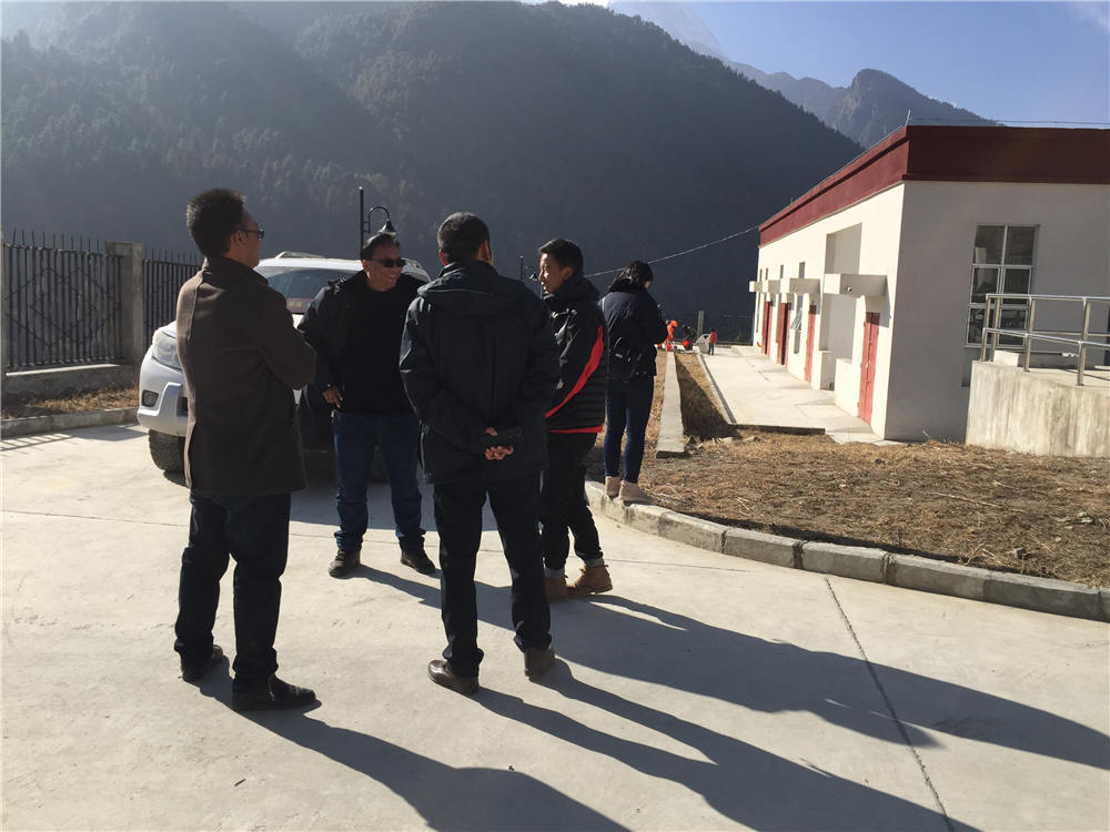 日喀則市環(huán)保督導(dǎo)組蒞臨吉隆縣污水處理廠檢查并指導(dǎo)工作，我吉隆縣環(huán)保局局長和分管縣長熊等領(lǐng)導(dǎo)陪同